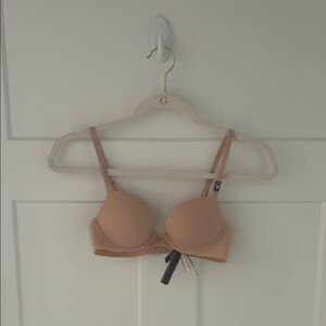 Brand new with tag Victoria’s Secret push up Women's Bra with v hardware